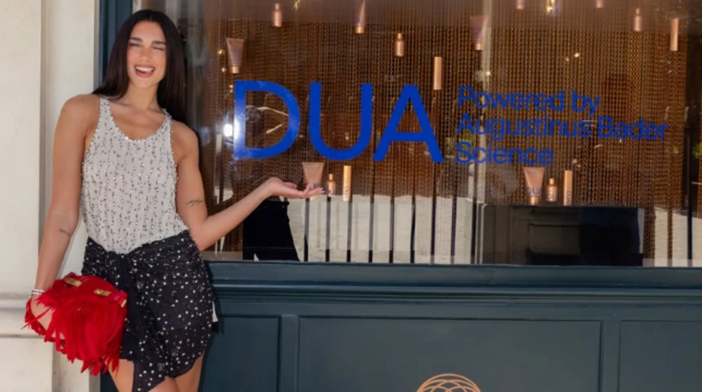 Dua Lipa ouvre une boutique éphémère dédiée à la « skincare » en plein cœur de la capitale