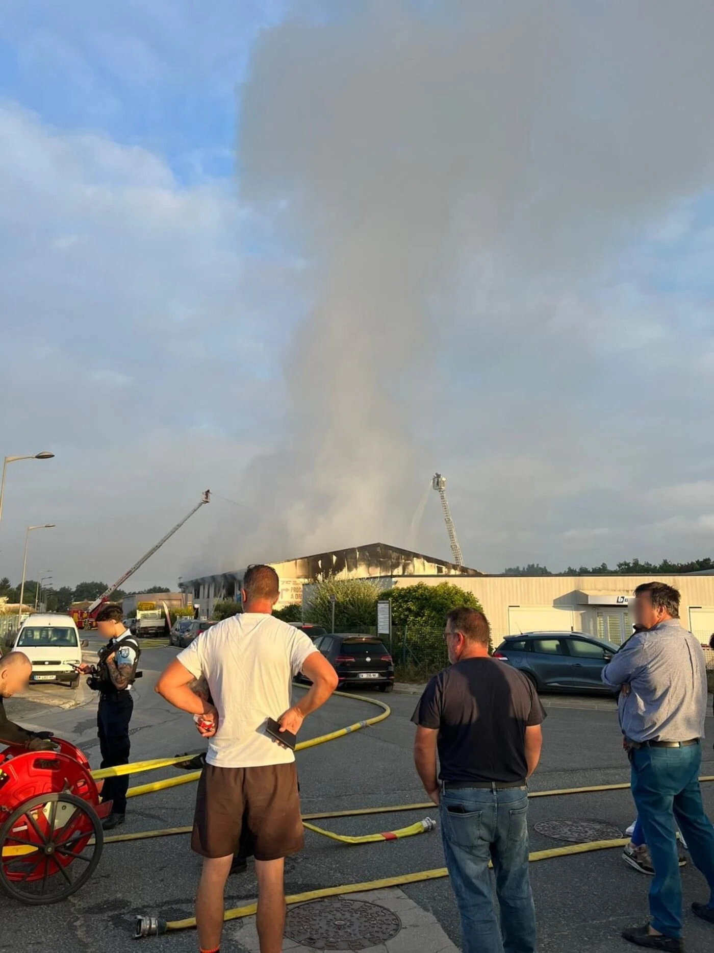 « Tout est foutu » : un incendie ravage un bâtiment occupé par des entreprises à Milly-la-Forêt
