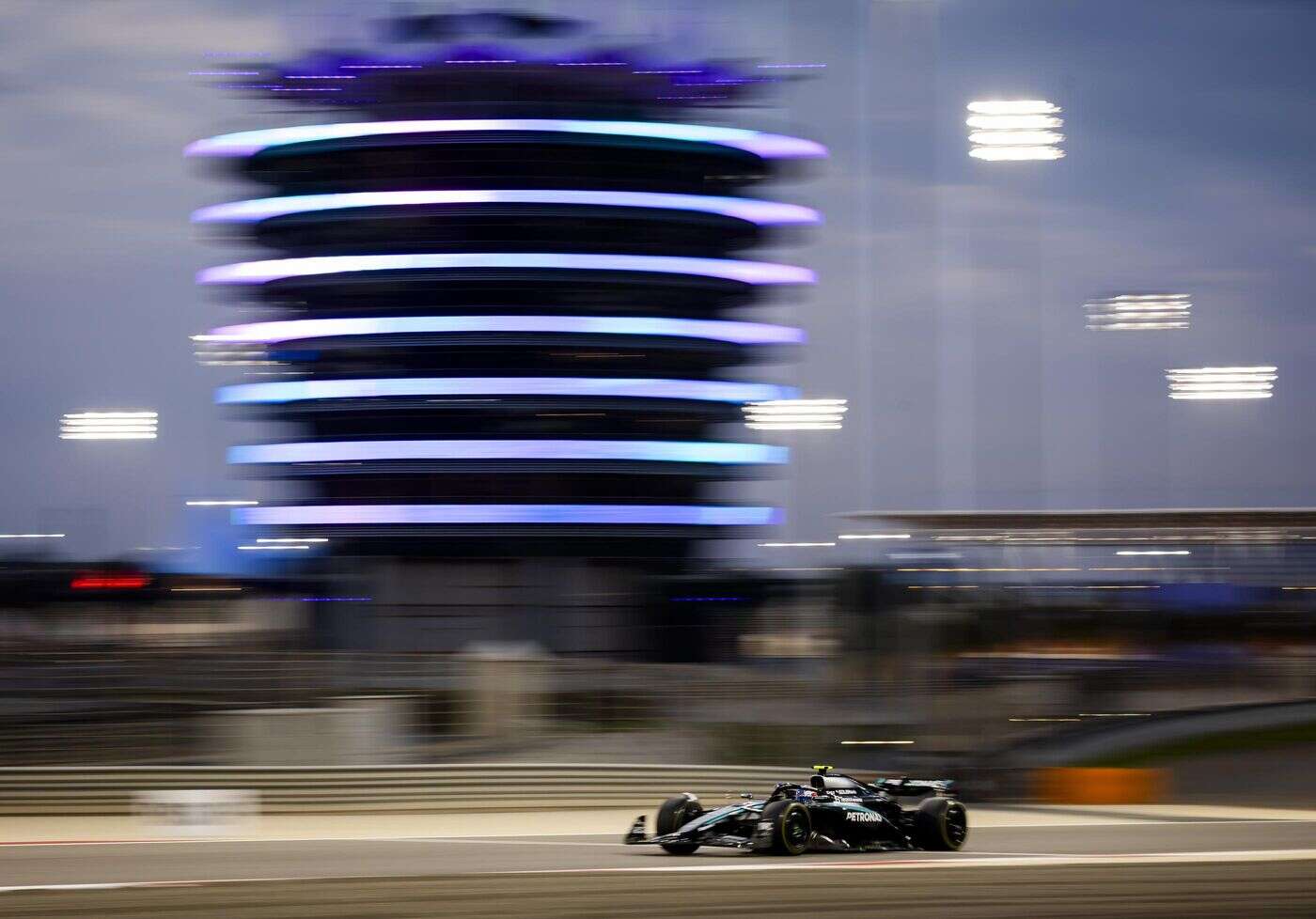 Formule 1 : la vidéo du passage d’un bus sur le circuit à Bahreïn pendant les essais de pré-saison