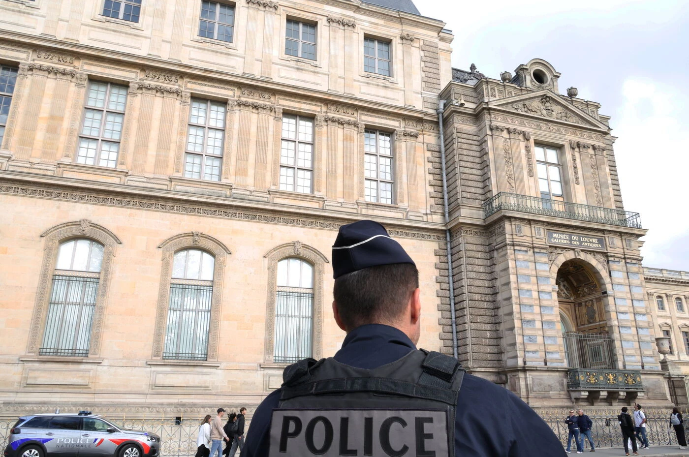 Cambriolage du Louvre : Emmanuel Macron appelle à « garder son sang-froid » et demande d’« accélérer » sur les mesures de sécurisation