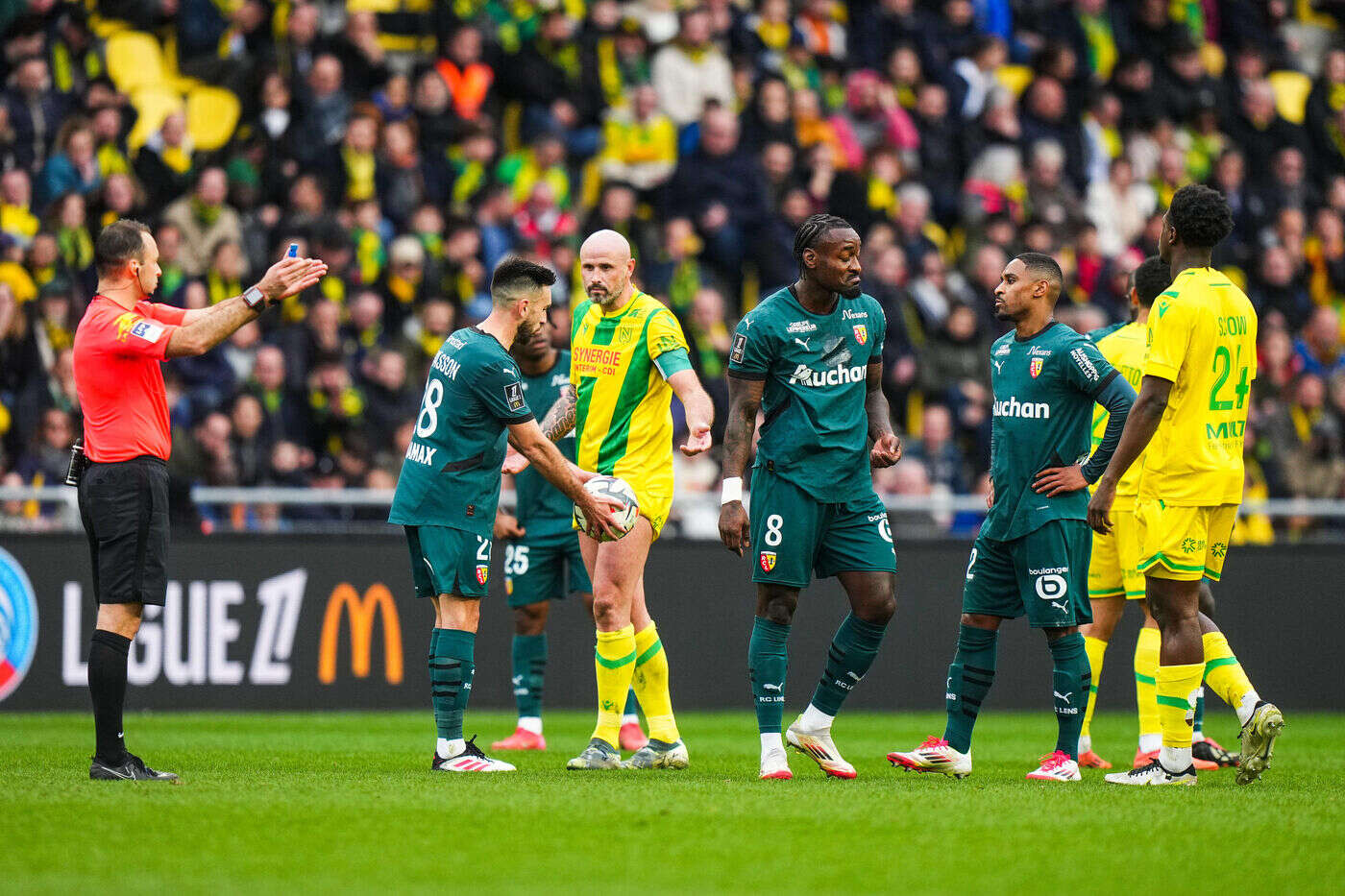 Nantes-Lens : la vidéo de l’incroyable carton rouge reçu par le Lensois Mbala Nzola