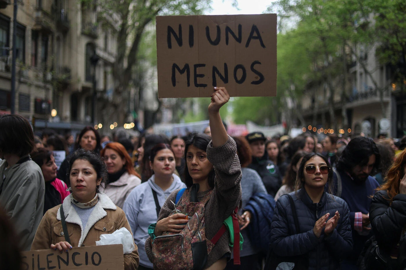 « On veut que justice soit faite » : après le féminicide de trois jeunes femmes, des milliers de manifestants à Buenos Aires