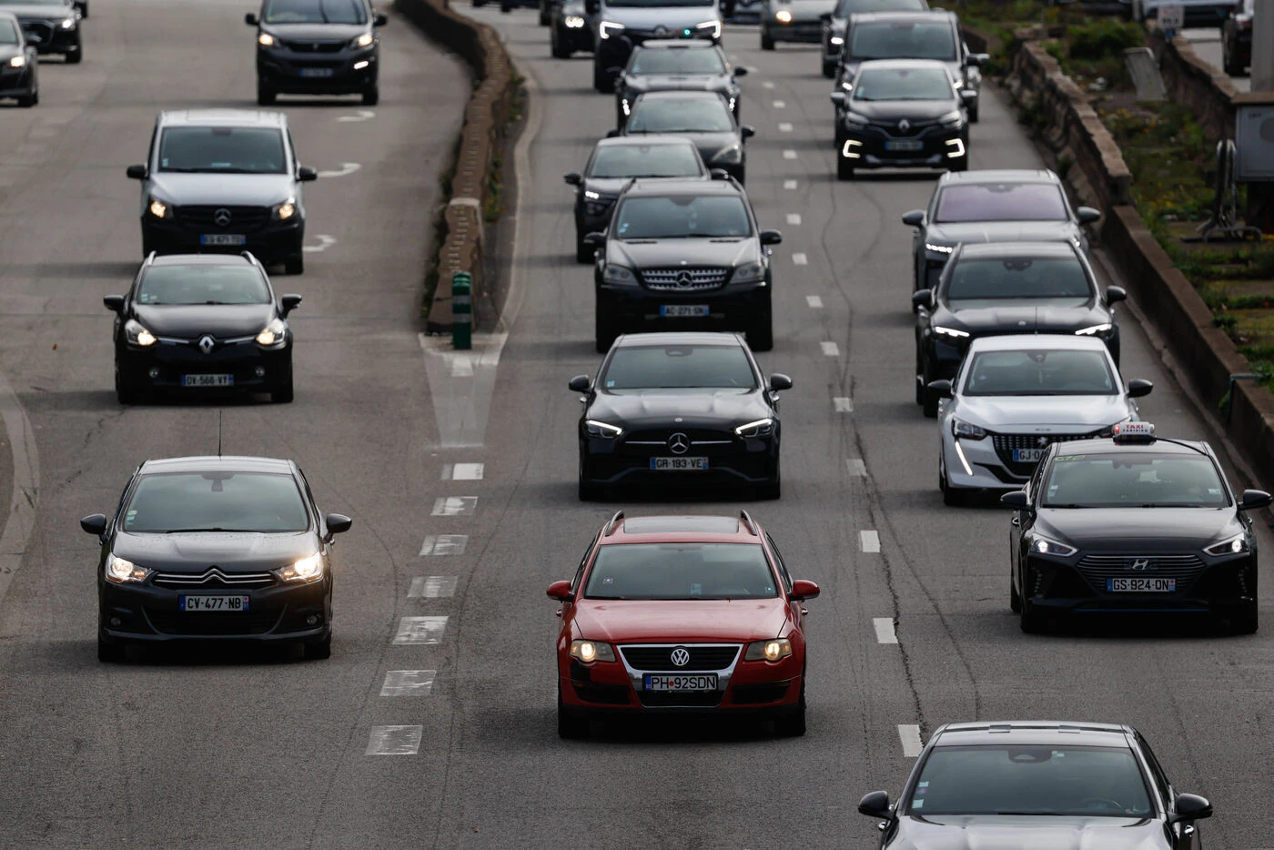 Cinq minutes pour comprendre le débat — relancé — sur la fin des voitures thermiques prévue en 2035