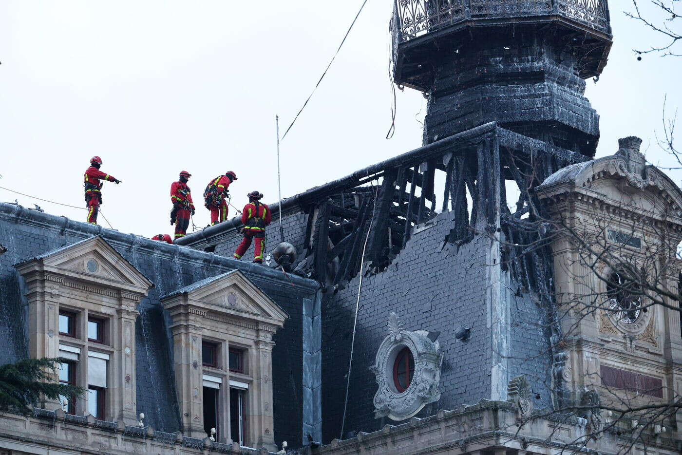 Paris : cause, étendue des dégâts, répercussions… Ce que l’on sait de l’incendie qui a ravagé la mairie du XIIe