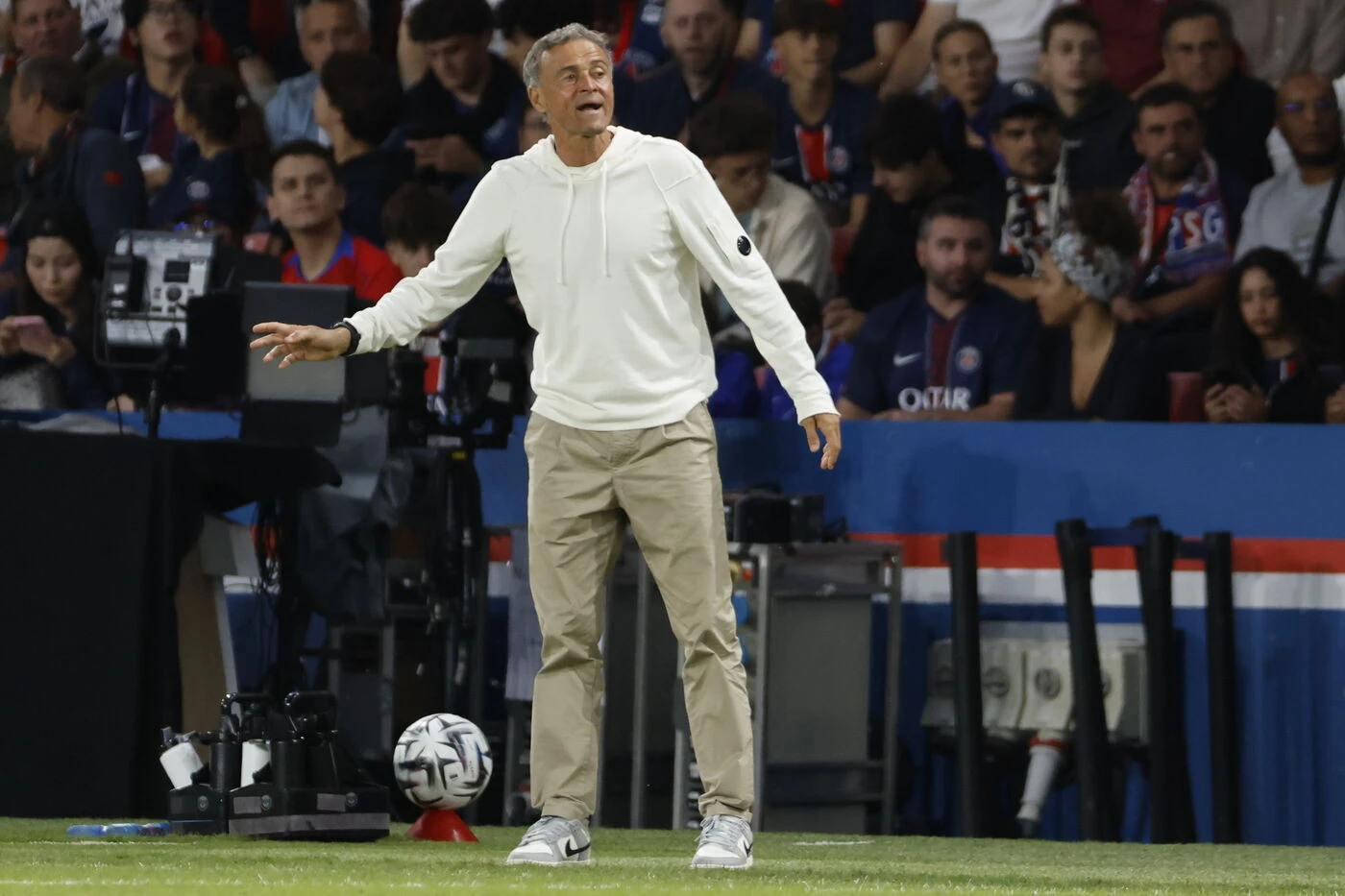 PSG-Angers (1-0) : « On doit vite oublier ces cinq trophées, c’est le passé », lance Luis Enrique