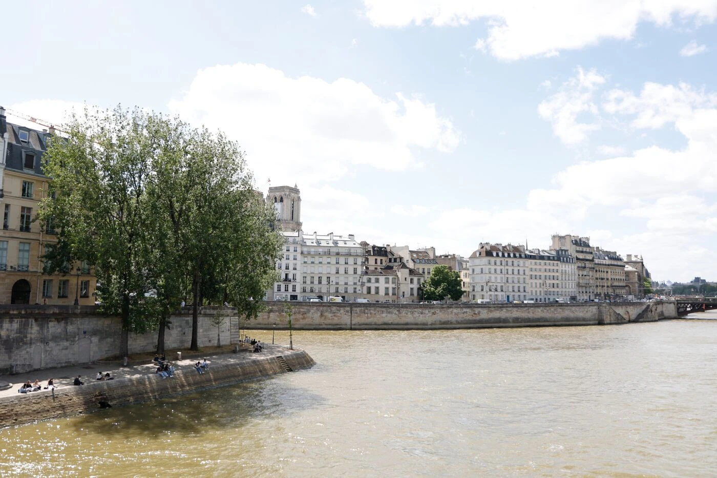 Un homme fuit un contrôle de police à Paris, saute dans la Seine et est repêché avec des pochons de cannabis