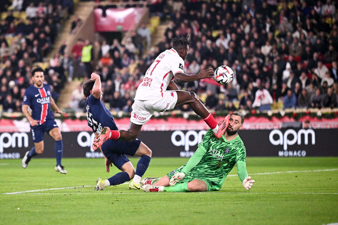 Monaco-PSG : les images de l’impressionnante blessure de Donnarumma, ouvert au visage par le crampon de Singo