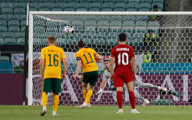Euro 2021 : deux passes décisives et un penalty raté, le Gallois Gareth Bale souffle le chaud et le froid contre la Turquie (2-0)