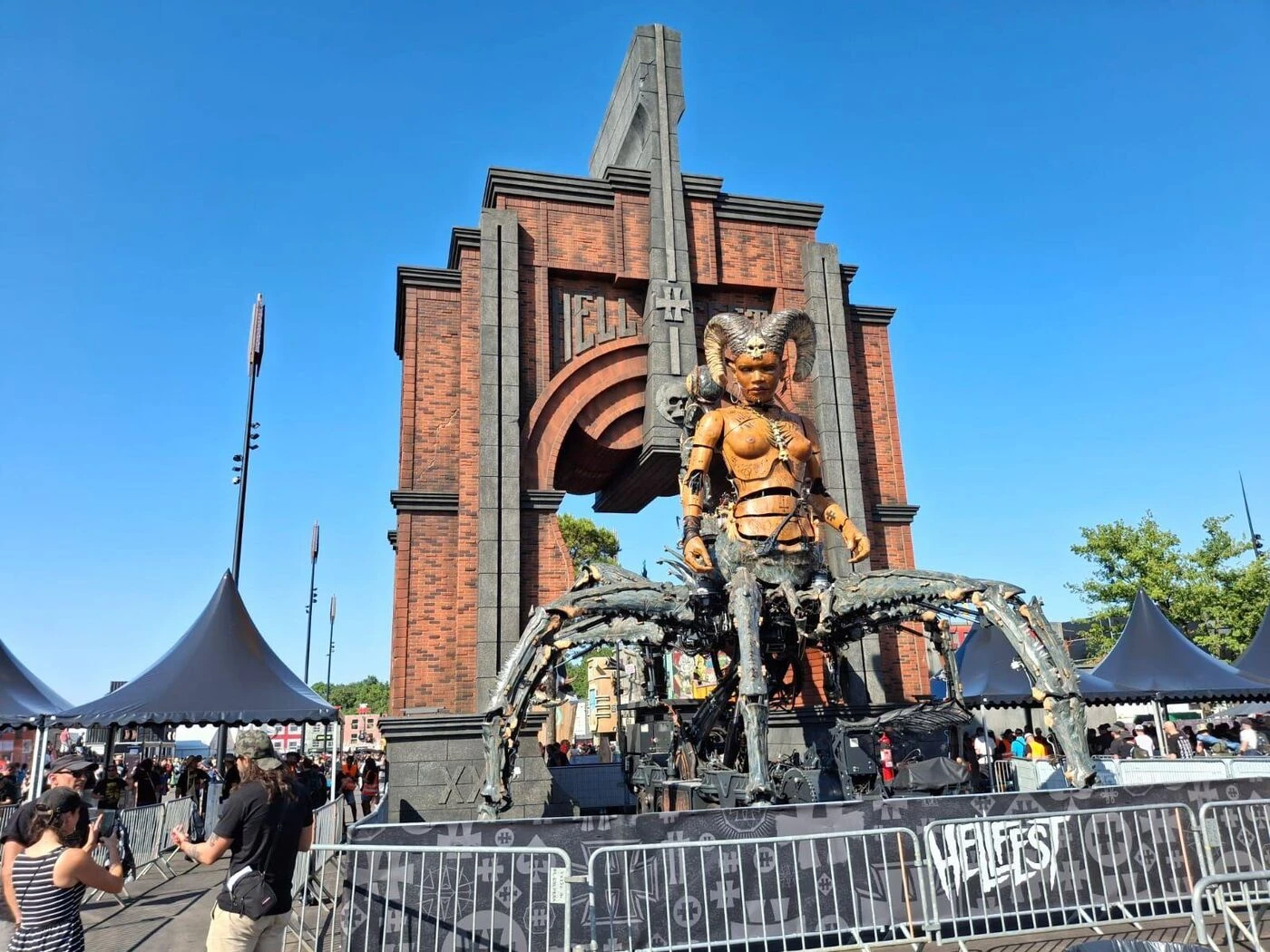 « Les vrais de vrais arrivent la veille » : au Hellfest 2025, les premiers festivaliers sont déjà là