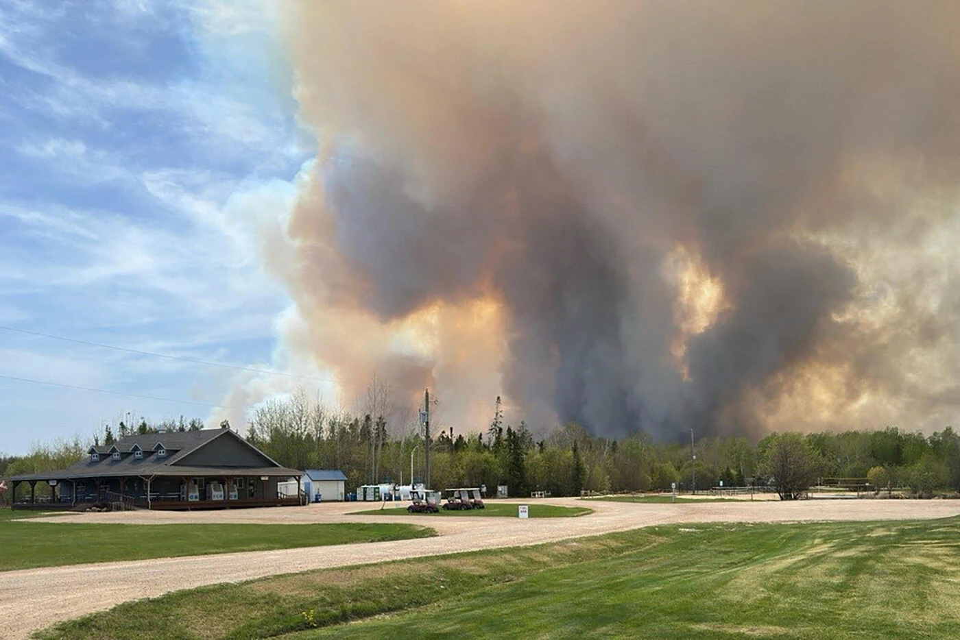 Le Canada en proie aux incendies : deux morts pris au piège dans leur maison, un millier d’évacués