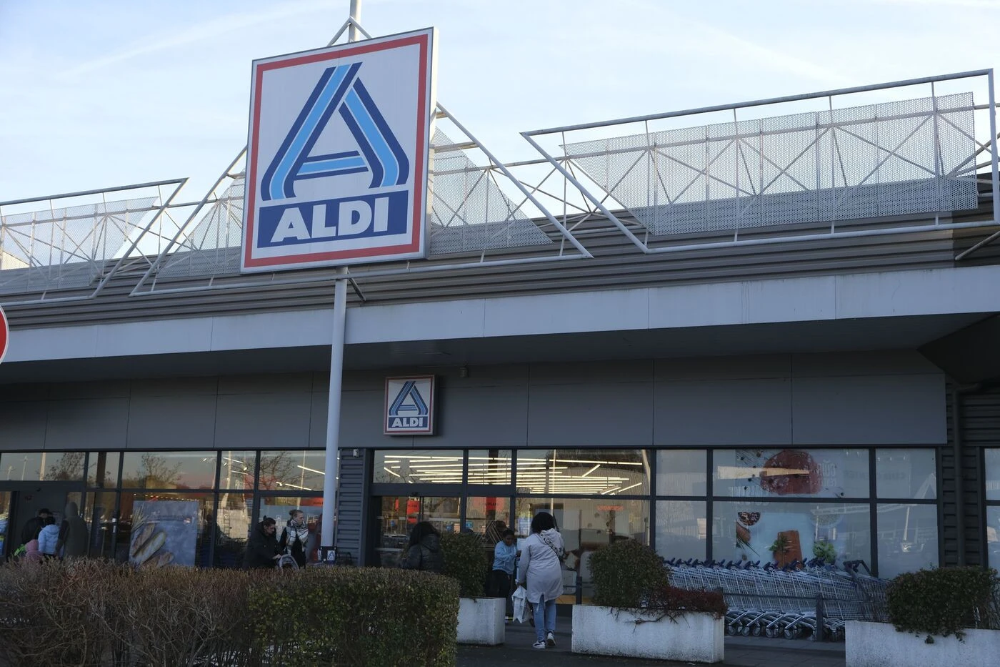 « J’ai pensé qu’ils se moquaient de moi » : une cliente oublie de scanner son croissant à la caisse, ça lui coûte près de 650 euros