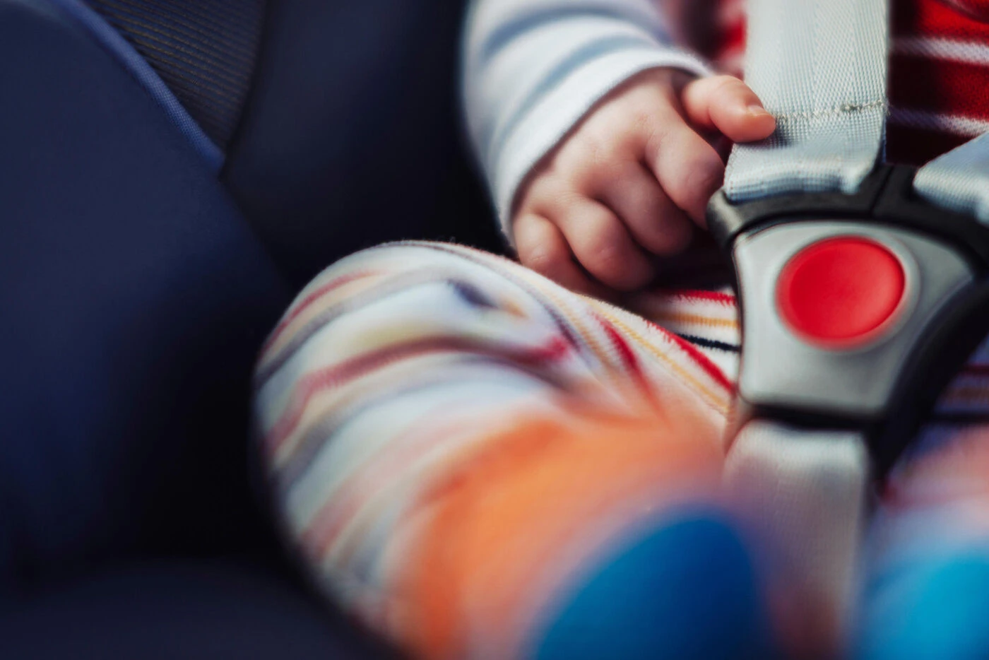Un bébé de 6 mois meurt de chaud après avoir été laissé seul dans une voiture, les autorités tirent la sonnette d’alarme