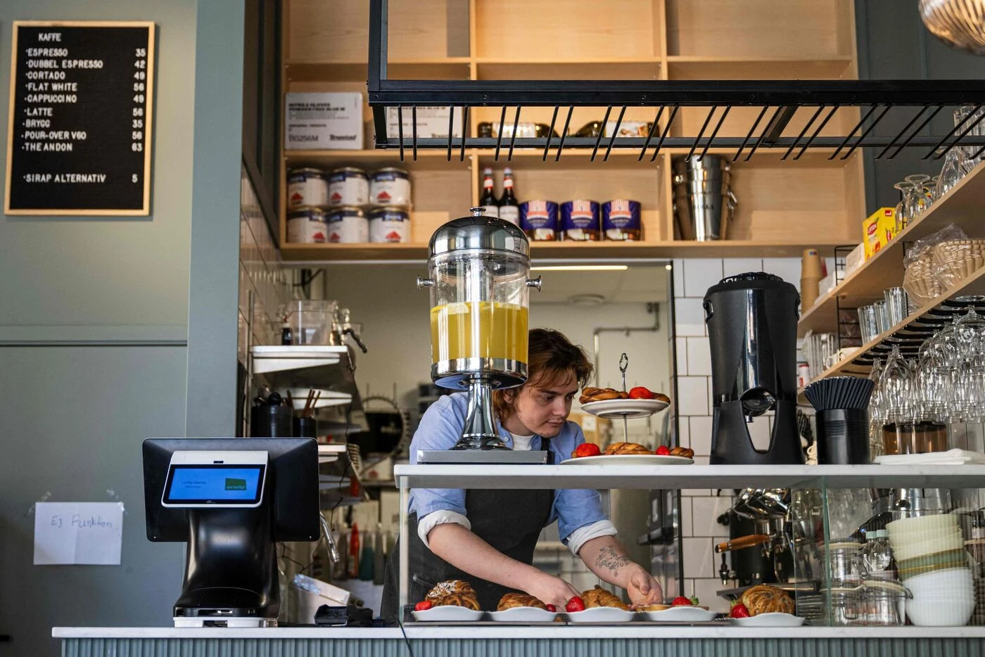 Offres d’emploi, entretiens, décisions d’embauche : à Stockholm, une intelligence artificielle dirige un café et fait des bourdes