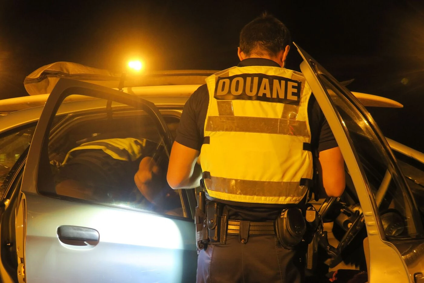Trafic sur l’A1 : plus de 13 kg de stupéfiants et 575 kg de cigarettes saisis par les douanes dans l’Oise