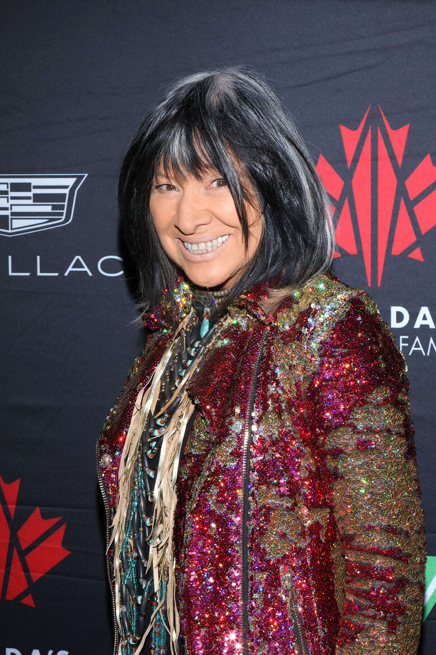 Accusée de mentir sur ses origines autochtones, la chanteuse Buffy Sainte-Marie a été déchue de l’Ordre du Canada