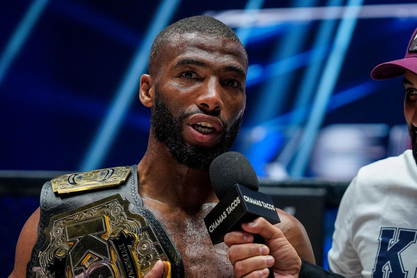 Boxe : le prodige français du MMA Salahdine Parnasse réussit ses débuts en boxe et terrasse Petitjean dès le 2e round
