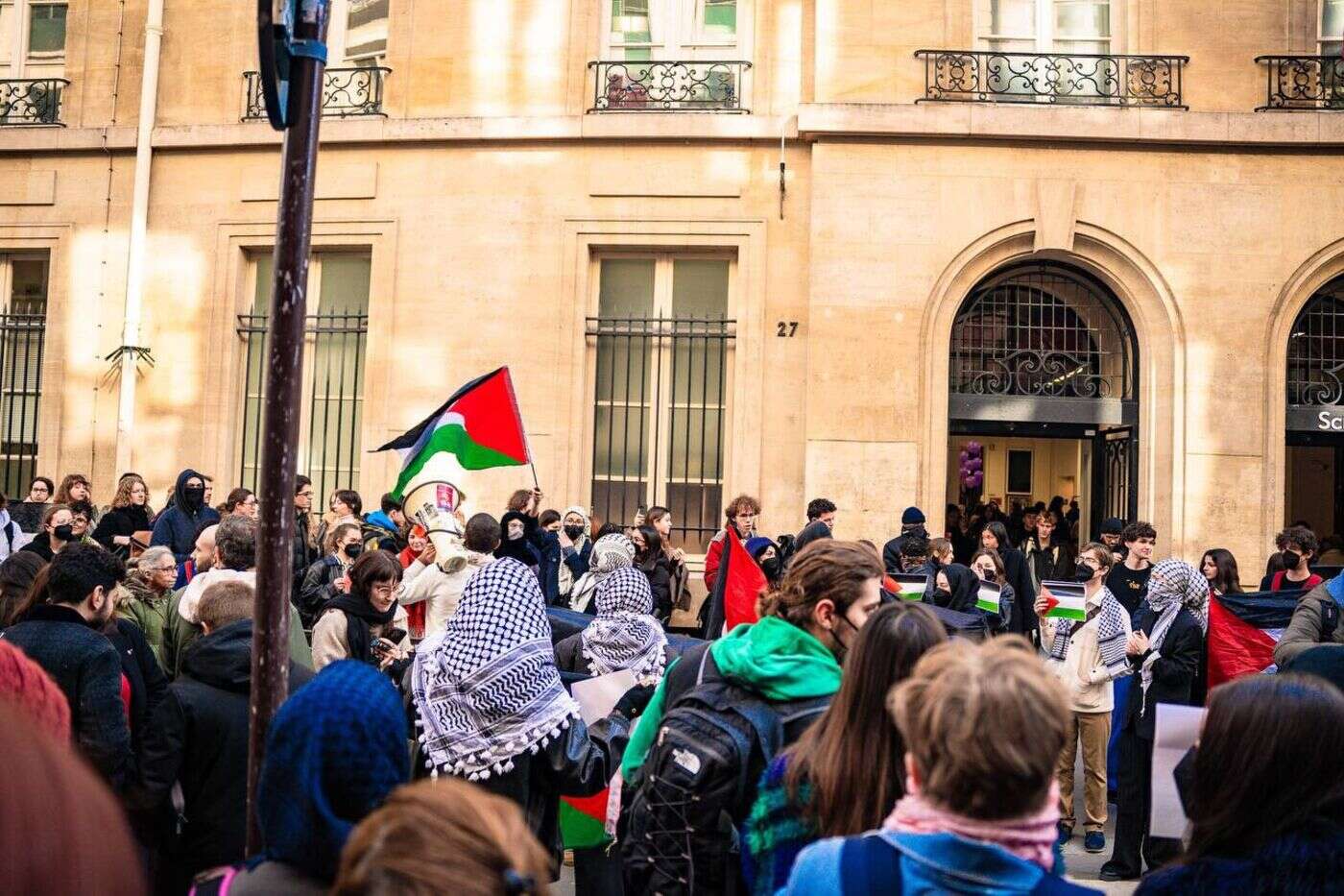 Sciences-po Paris : rassemblement en soutien à des étudiants propalestiniens suspendus