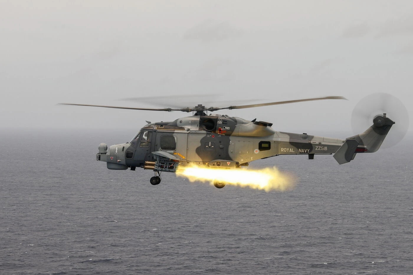 Un hélicoptère de la Royal Navy s’écrase dans un champ au Royaume-Uni, les secours sur place