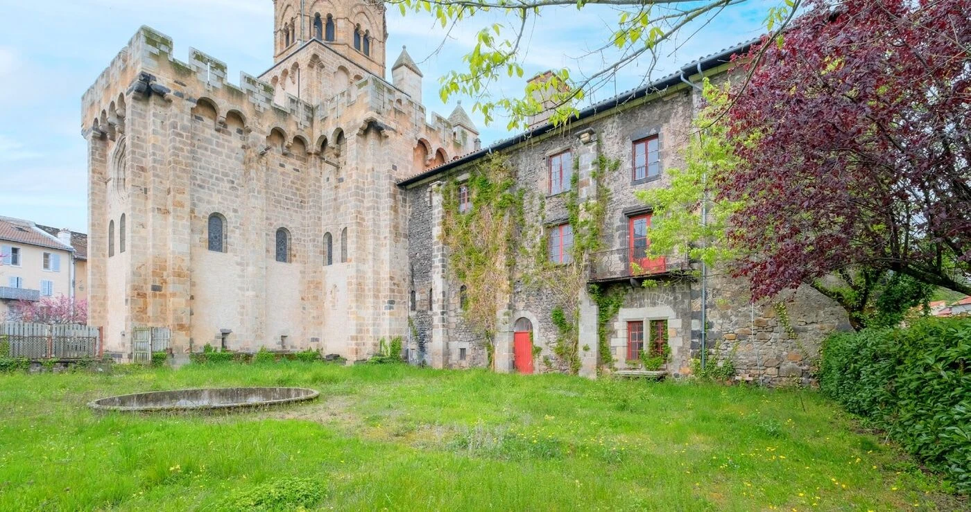 « On va le restaurer et l’embellir » : un prieuré auvergnat emblématique sauvé et transformé en appartements