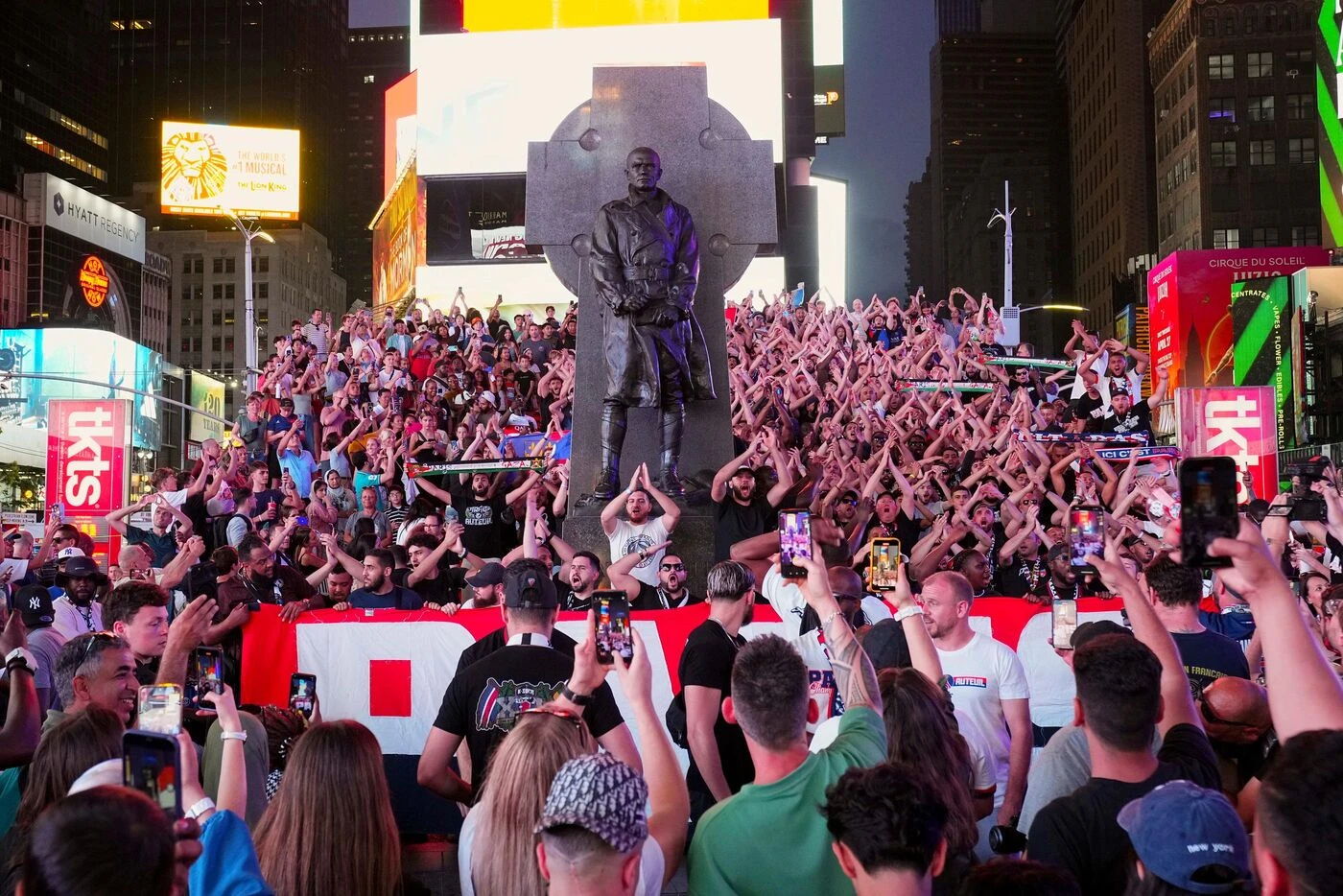« Oh pour toi PSG », la vidéo du rassemblement festif des supporters parisiens à Time Square
