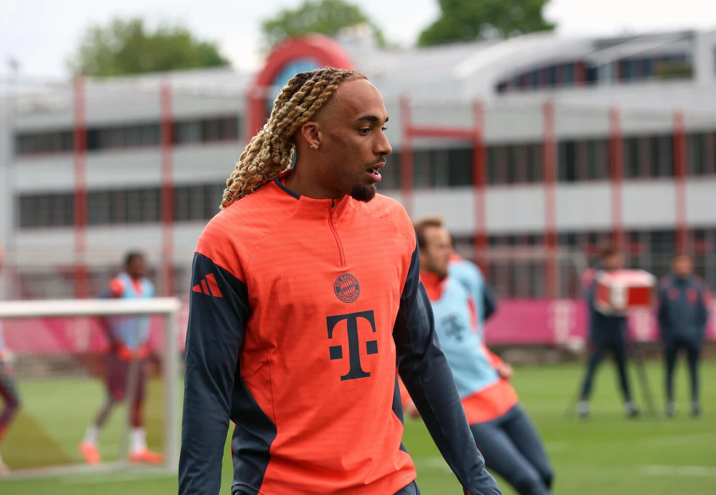 Fête après la qualification du PSG en finale : mais où est passée la casquette volée au footballeur Sacha Boey ?
