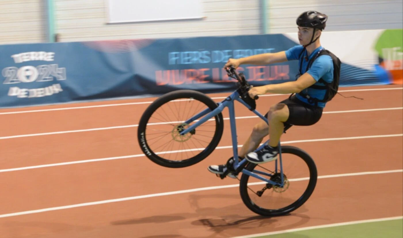 150 km à vélo sur une roue arrière : un étudiant de Troyes bat un record du monde d’endurance