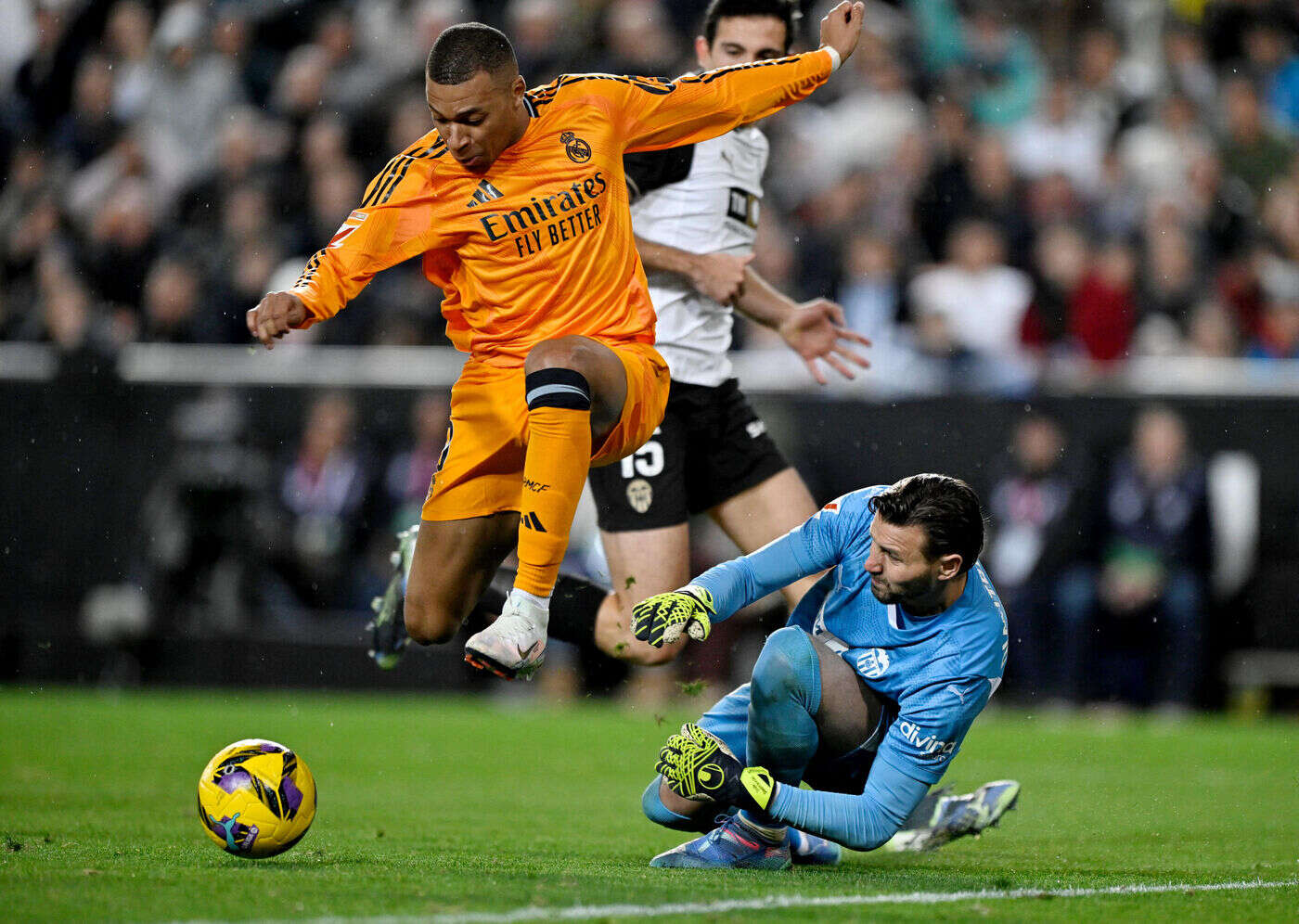 Valence-Real Madrid (1-2) : malgré un Mbappé muet, le Real l’emporte au bout du suspense et prend la tête de la Liga