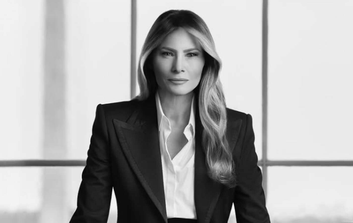 Photo en noir et blanc, tailleur, mains sur la table… Le nouveau portrait officiel de Melania Trump dévoilé