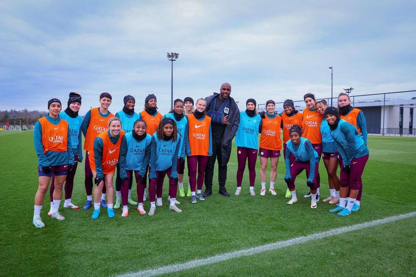 PSG : quand Teddy Riner, bras en écharpe, joue au football avec les féminines et les espoirs du club