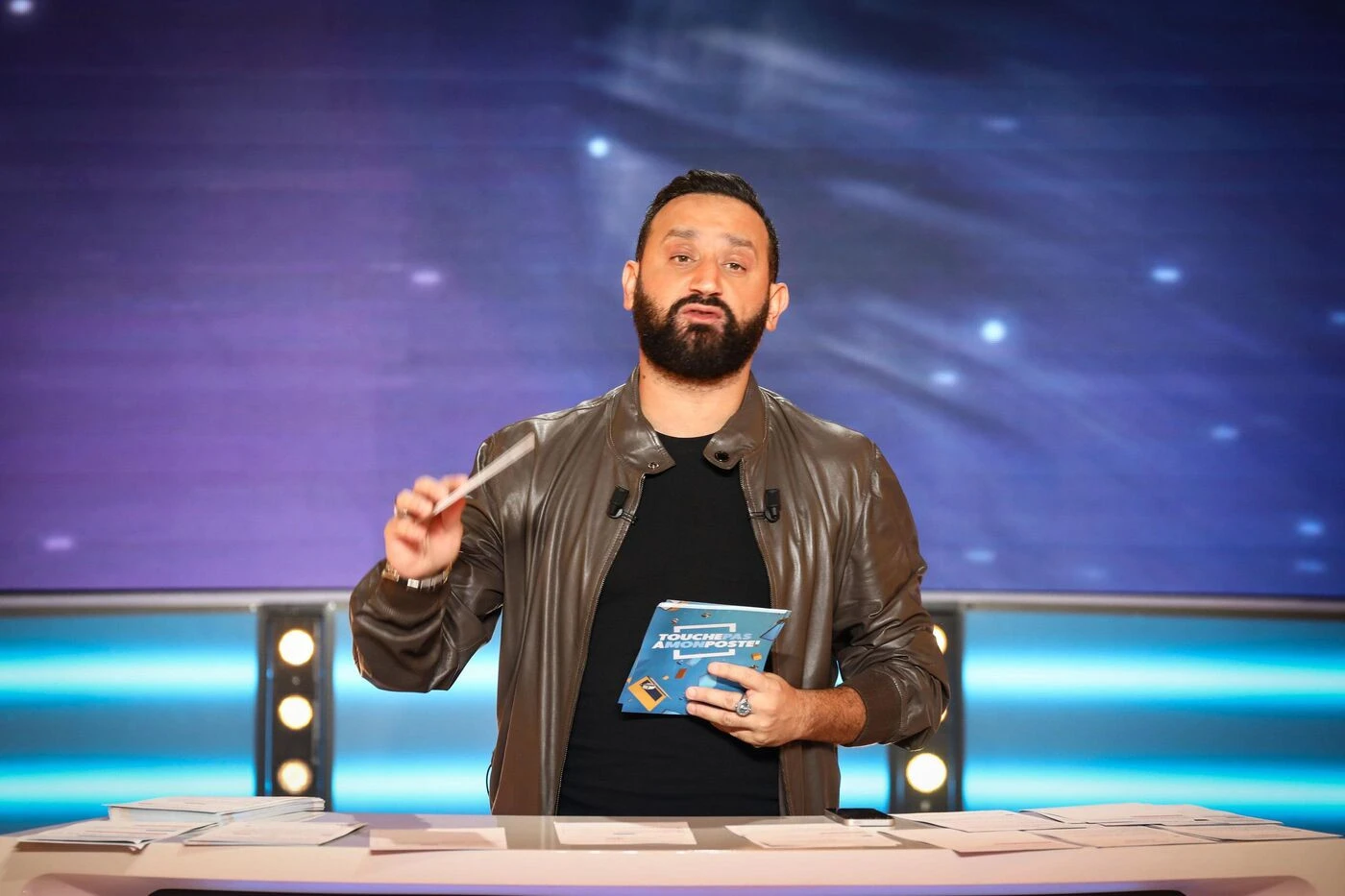 Cyril Hanouna présente ses excuses à Karine Le Marchand, qui annonce rester sur M 6