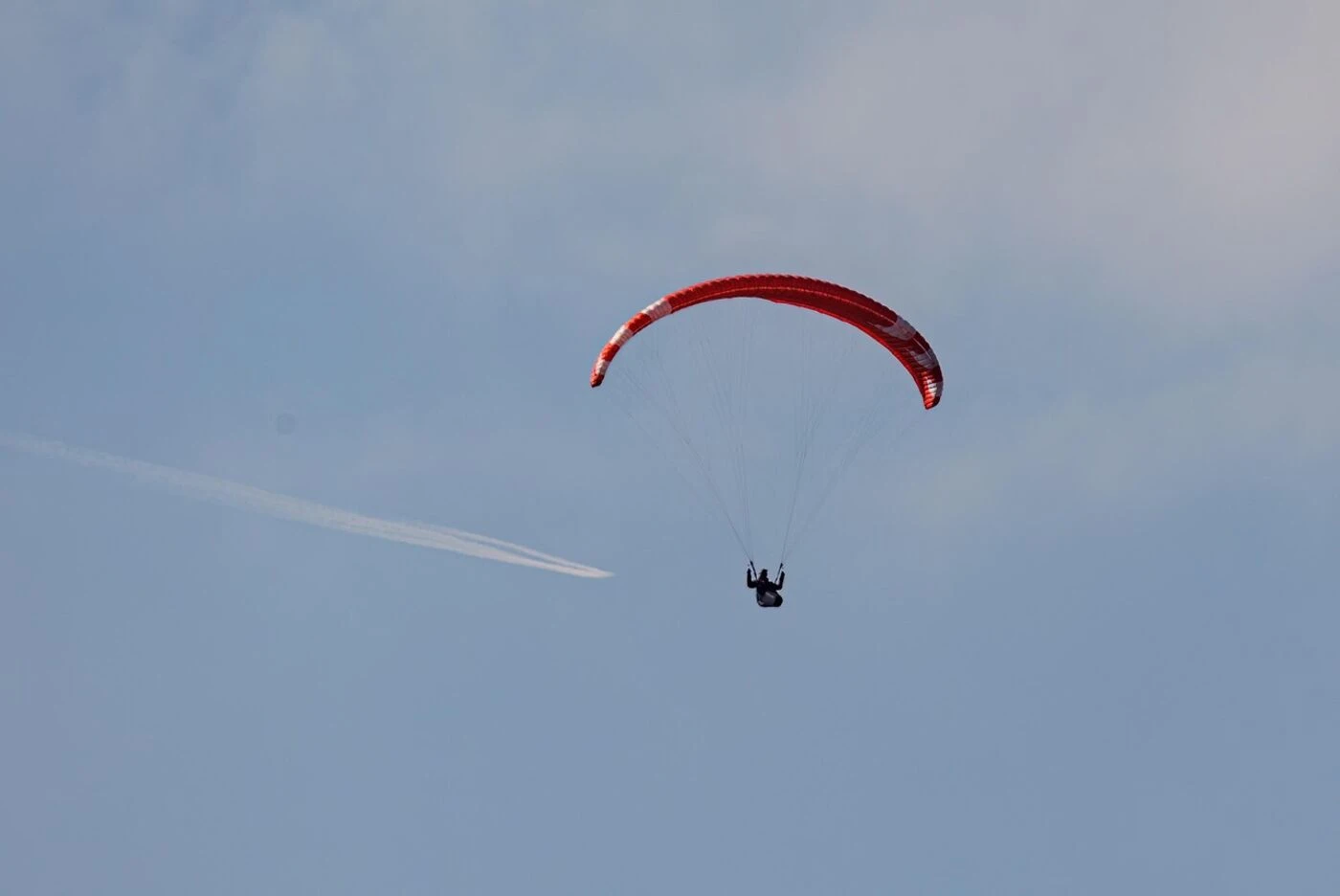 Une parachutiste expérimentée meurt après une collision en plein vol avec un autre parachutiste