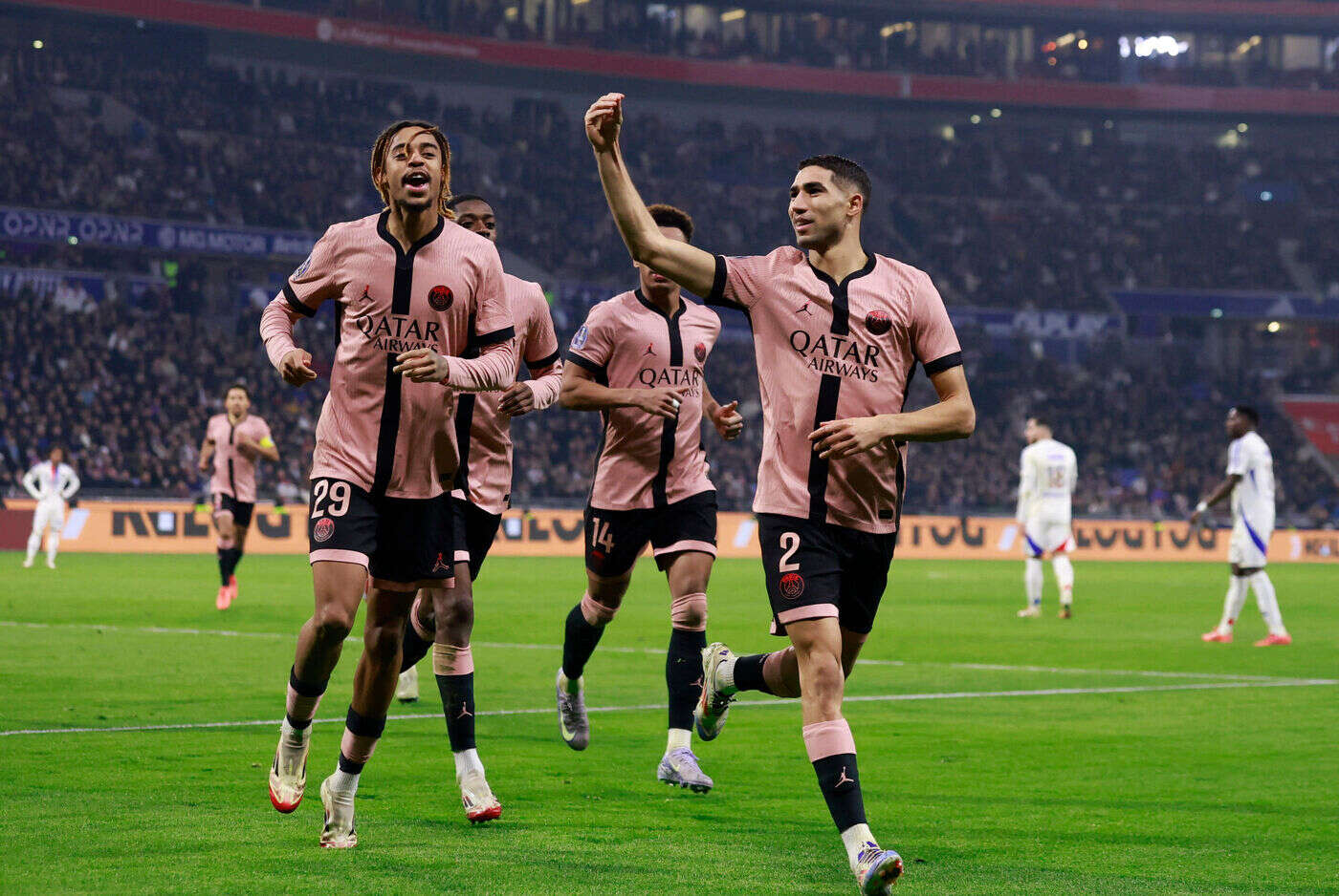 OL-PSG : la vidéo du chambrage d’Achraf Hakimi contre les supporters lyonnais après son but