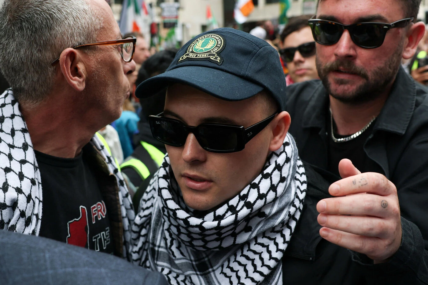 Le rappeur Mo Charah, du groupe irlandais Kneecap, accusé « d’infraction terroriste », a comparu devant un tribunal londonien