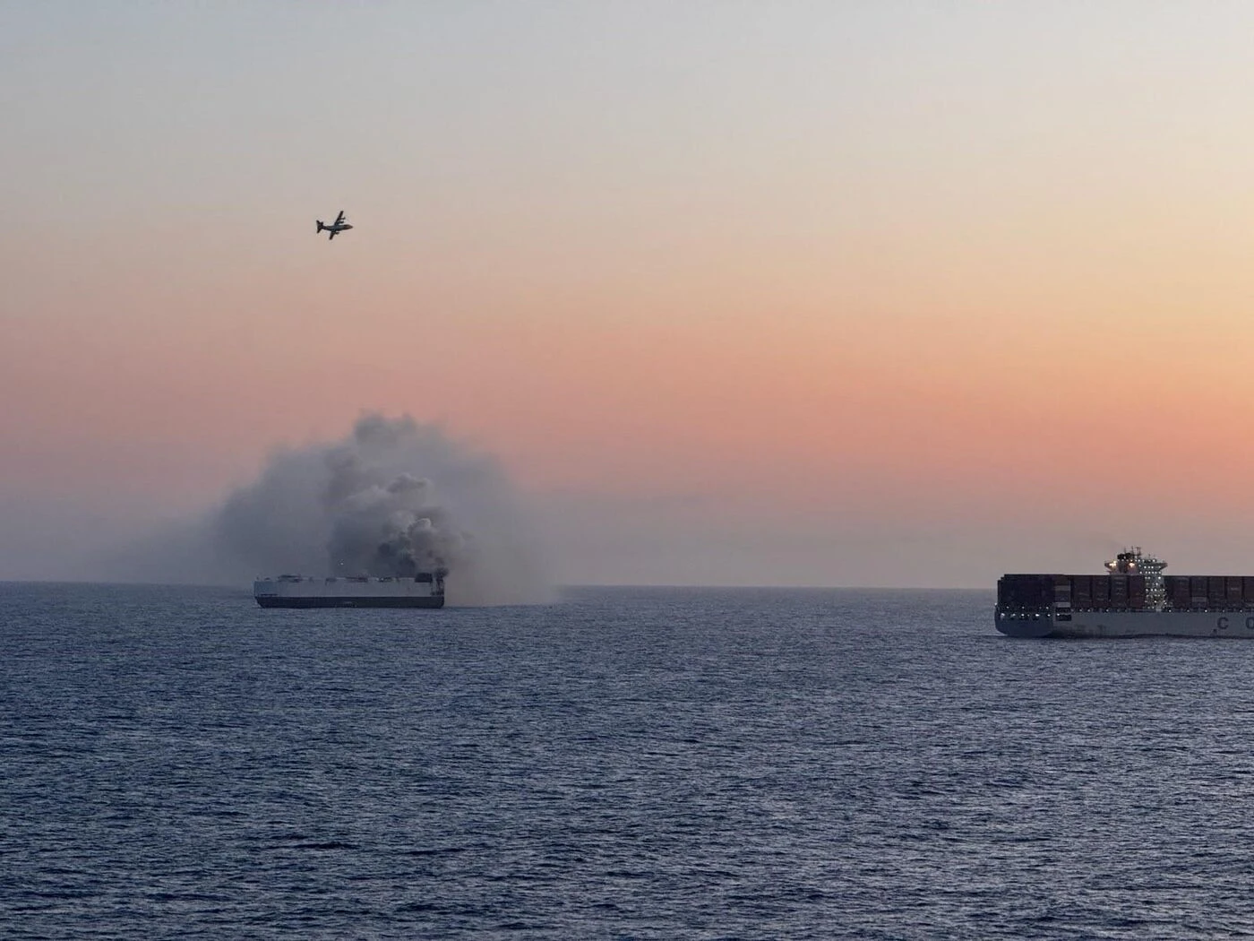 Un cargo transportant des véhicules électriques prend feu au large de l’Alaska, 22 membres d’équipages évacués