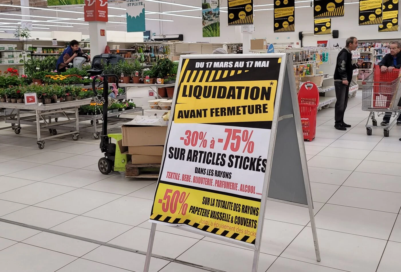 « On dirait un magasin à l’époque de l’Union soviétique ! » : à Clermont-Ferrand, l’hypermarché Auchan sans repreneur s’apprête à fermer ses portes