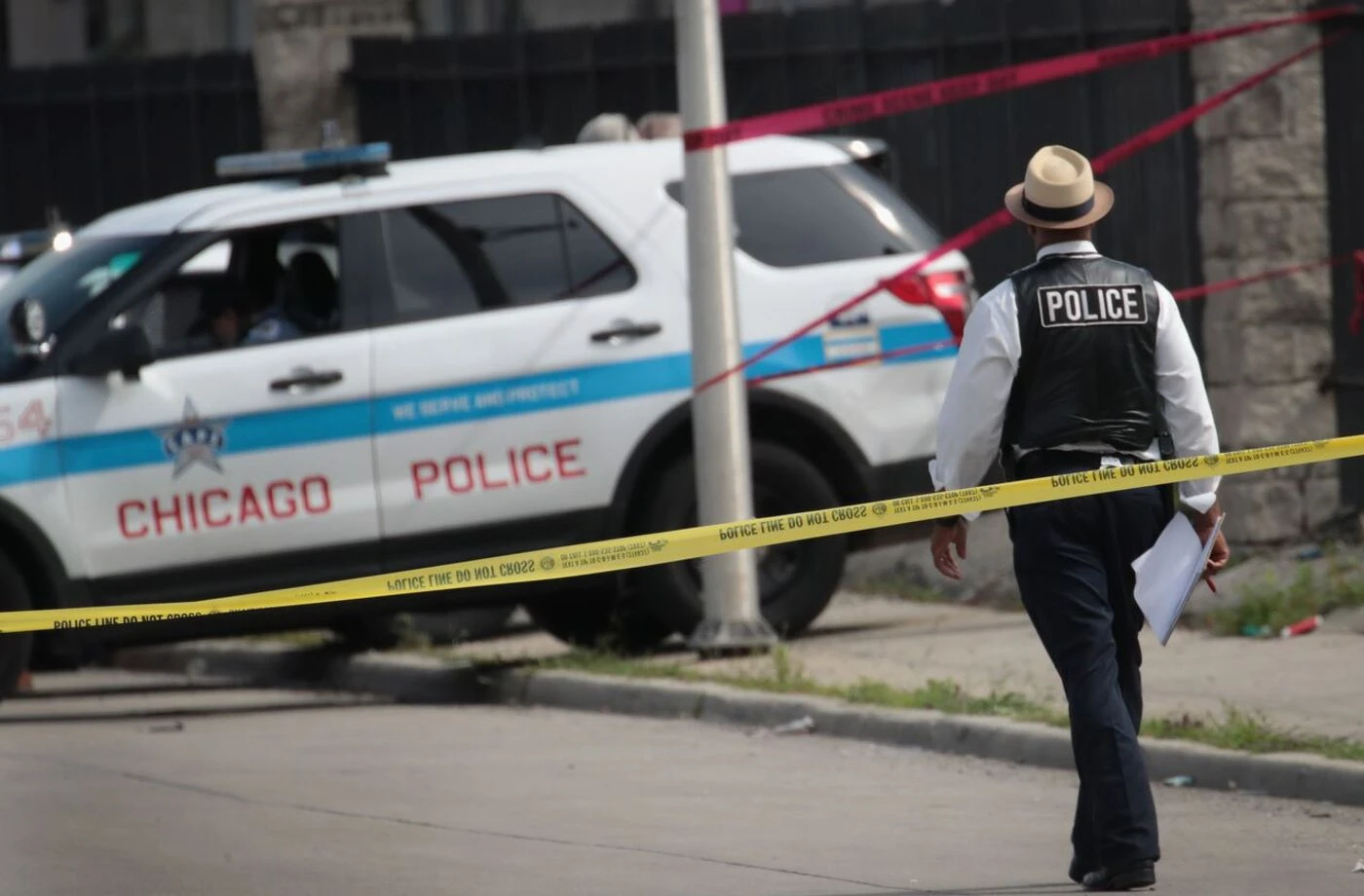 Il ramasse une arme au domicile familial et se tire accidentellement dessus, mort « tragique » d’un enfant de 5 ans aux États-Unis