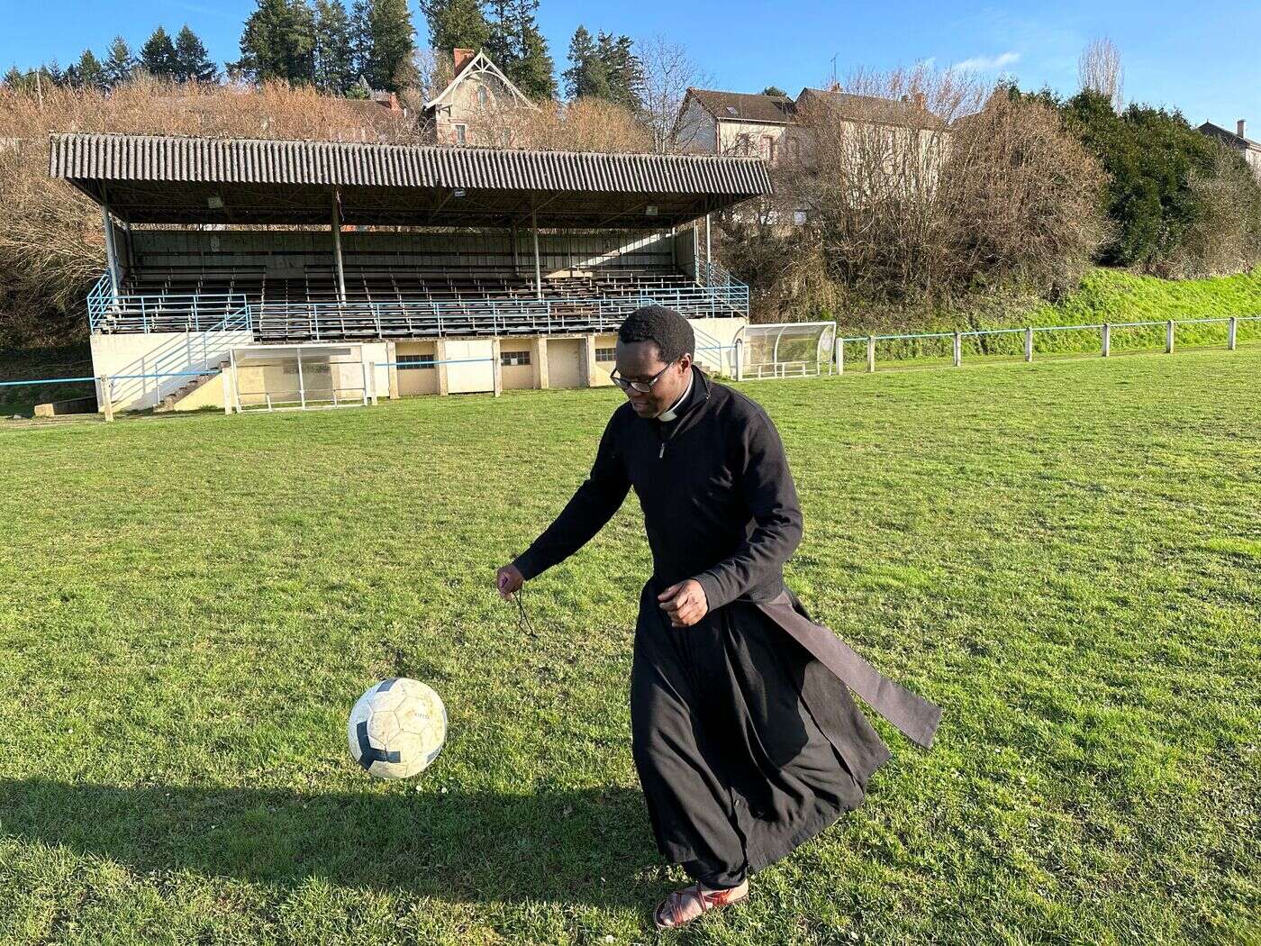 Creuse : à la fois prêtre et arbitre, il jongle entre églises et stades chaque dimanche