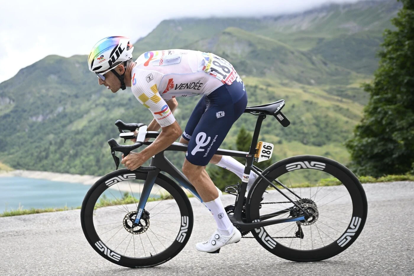 Tour de l’Ain : la vidéo de l’improbable chute de Jordan Jegat envoyé dans le fossé par une vague des Visma