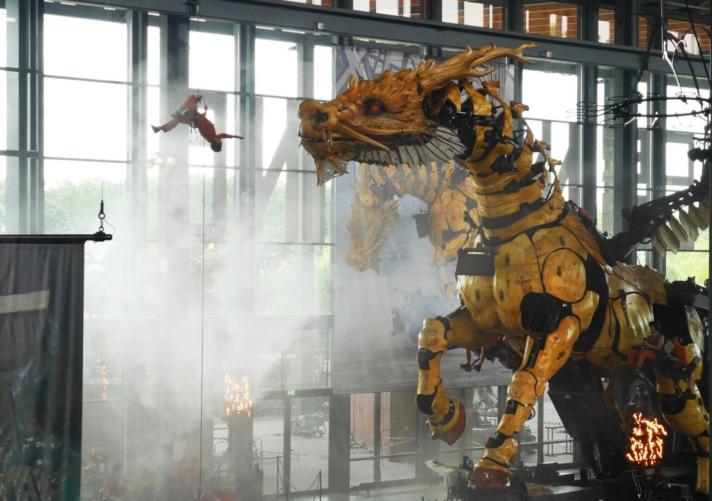 Toulouse : la jument-dragonne monumentale Long Ma enflamme la Halle de la Machine