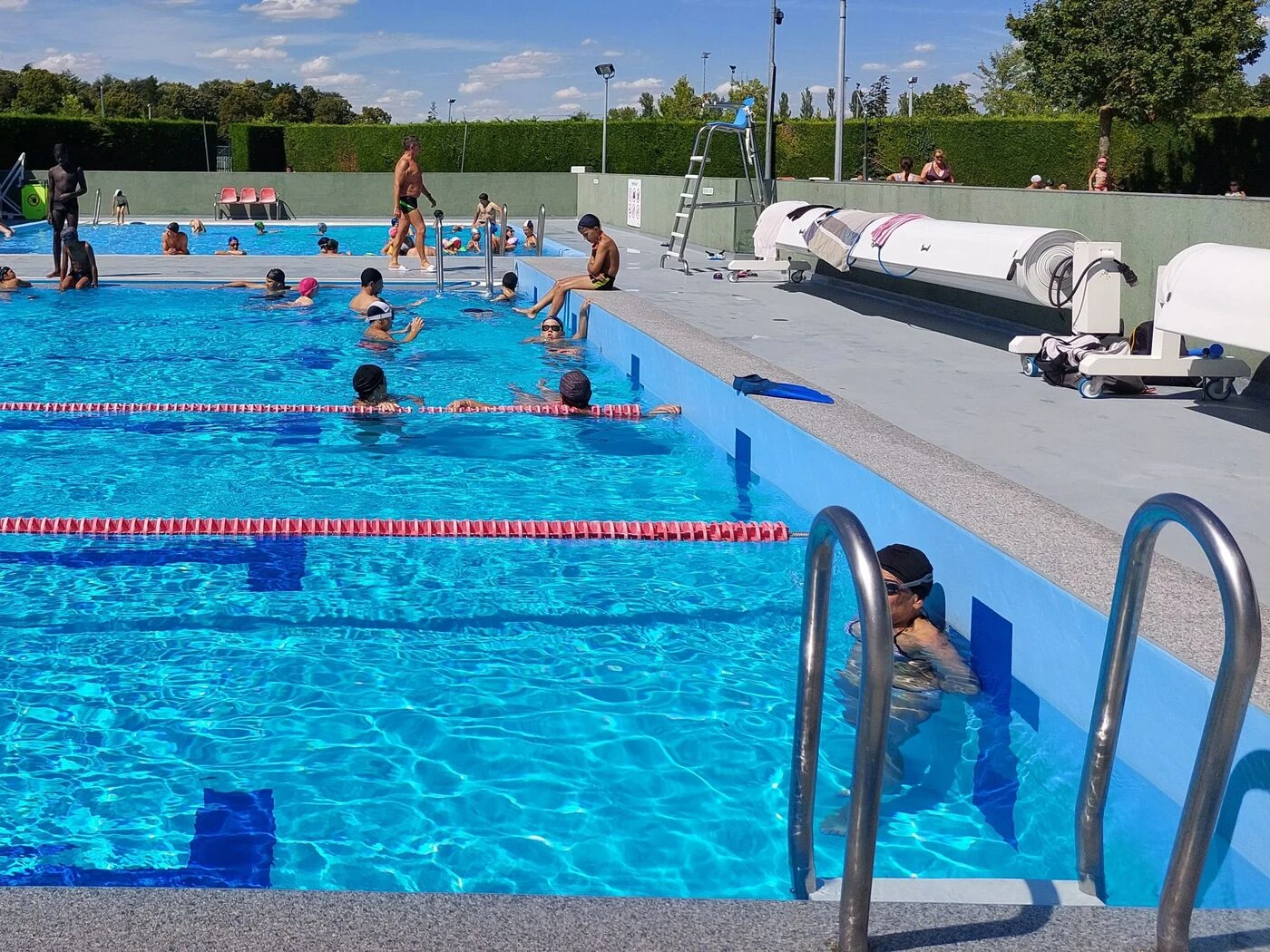 Un enfant saute du plongeoir d’une piscine et tue un sexagénaire qui se trouvait juste en-dessous