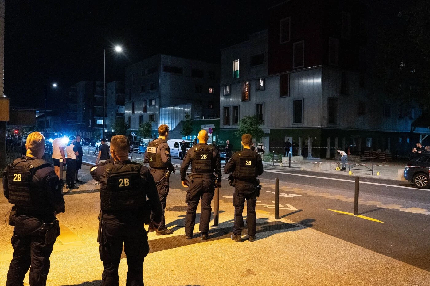 Fusillade sanglante à Grenoble : « Ça a rafalé sur le groupe devant le club de foot, c’était vraiment violent »