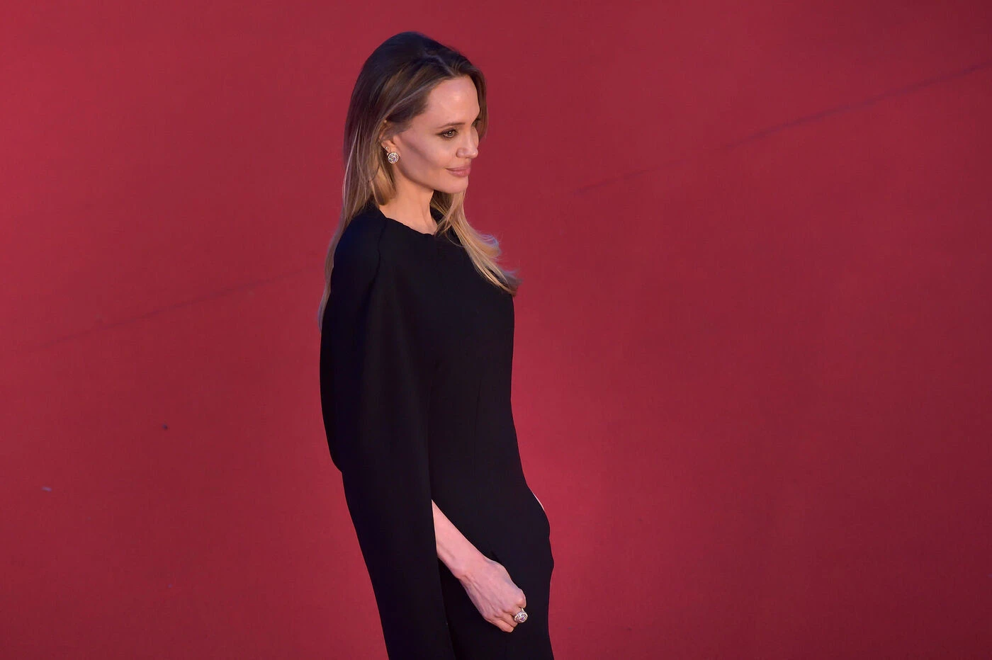 Visite d’Angelina Jolie en Ukraine : incident entre une personne accompagnant l’actrice et des militaires ukrainiens