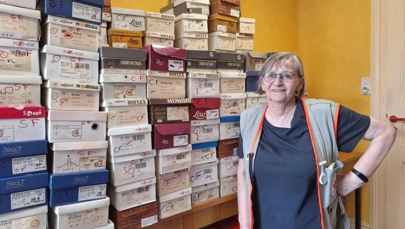 Son magasin ferme :  : il cède 600 paires de chaussures neuves à la Croix-Rouge