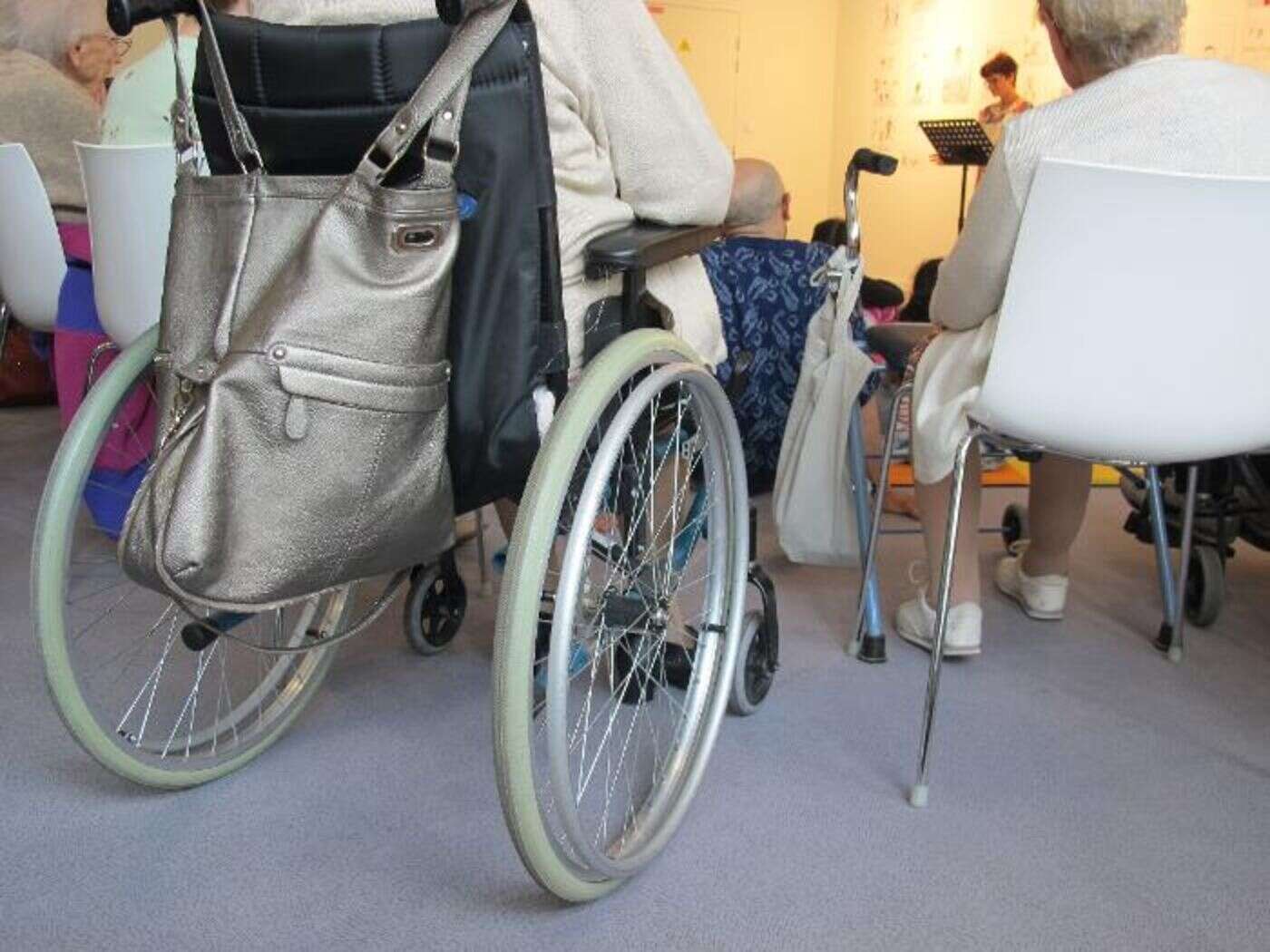 « Les témoins étaient choqués » : un homme en fauteuil roulant meurt après avoir « pris feu » dans le hall d’un Ehpad