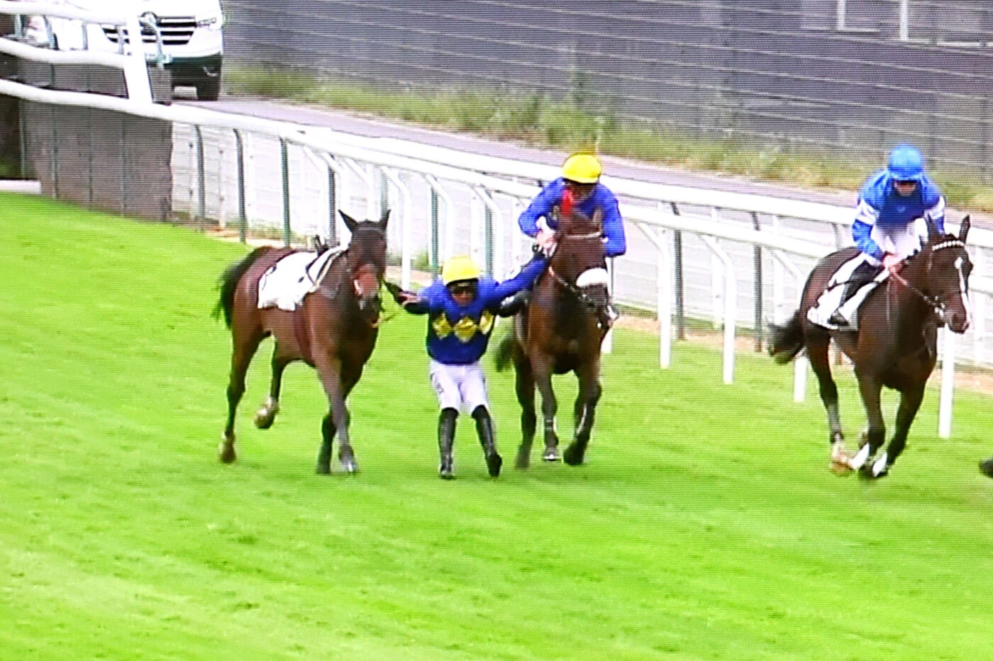 Un jockey tente une manœuvre spectaculaire pour éviter une chute sur l’hippodrome d’Auteuil