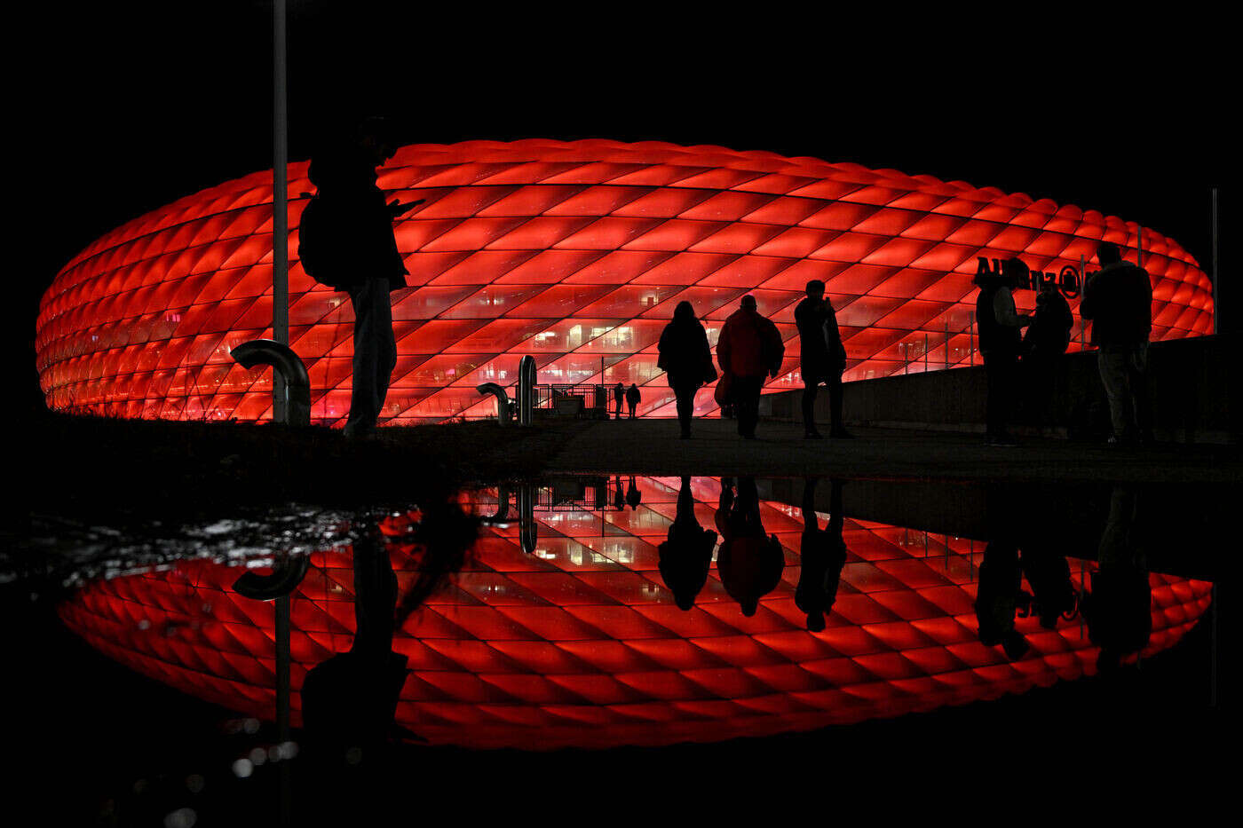 Bayern-PSG : au cœur du cortège bouillant des 3 500 supporters parisiens à Munich