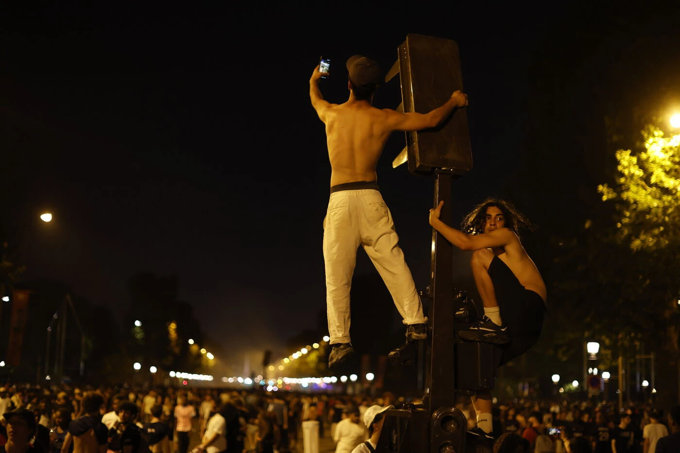 Nuit du sacre du PSG à Paris : 306 gardes à vue, au moins un mort, un ado dans le coma, des policiers blessés