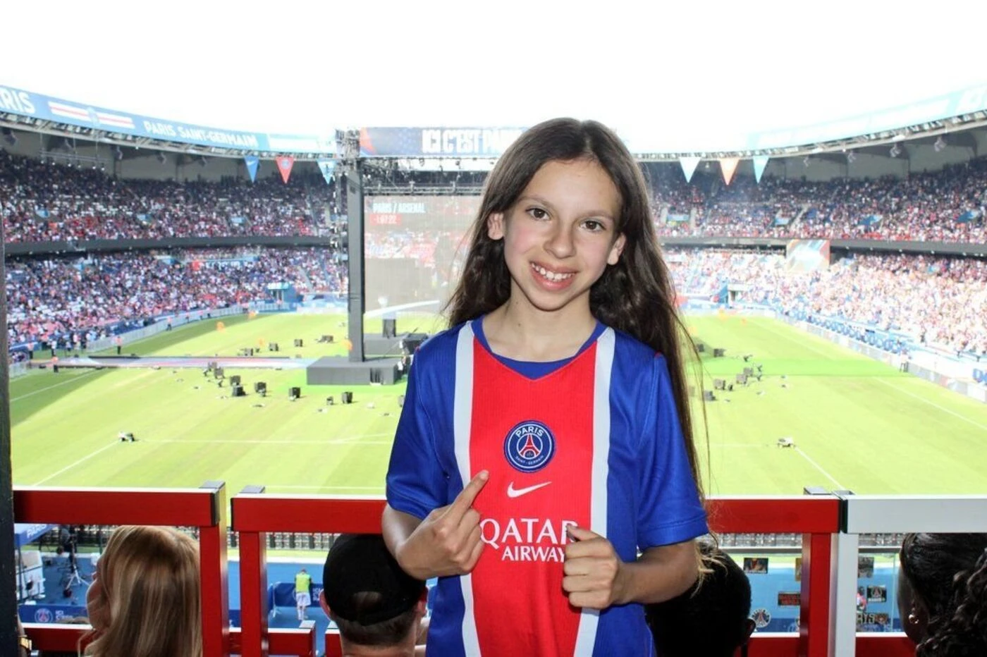 « J’aurais jamais dû venir » : Camille, jeune supportrice du PSG, gazée et visée par des mortiers à la sortie du Parc
