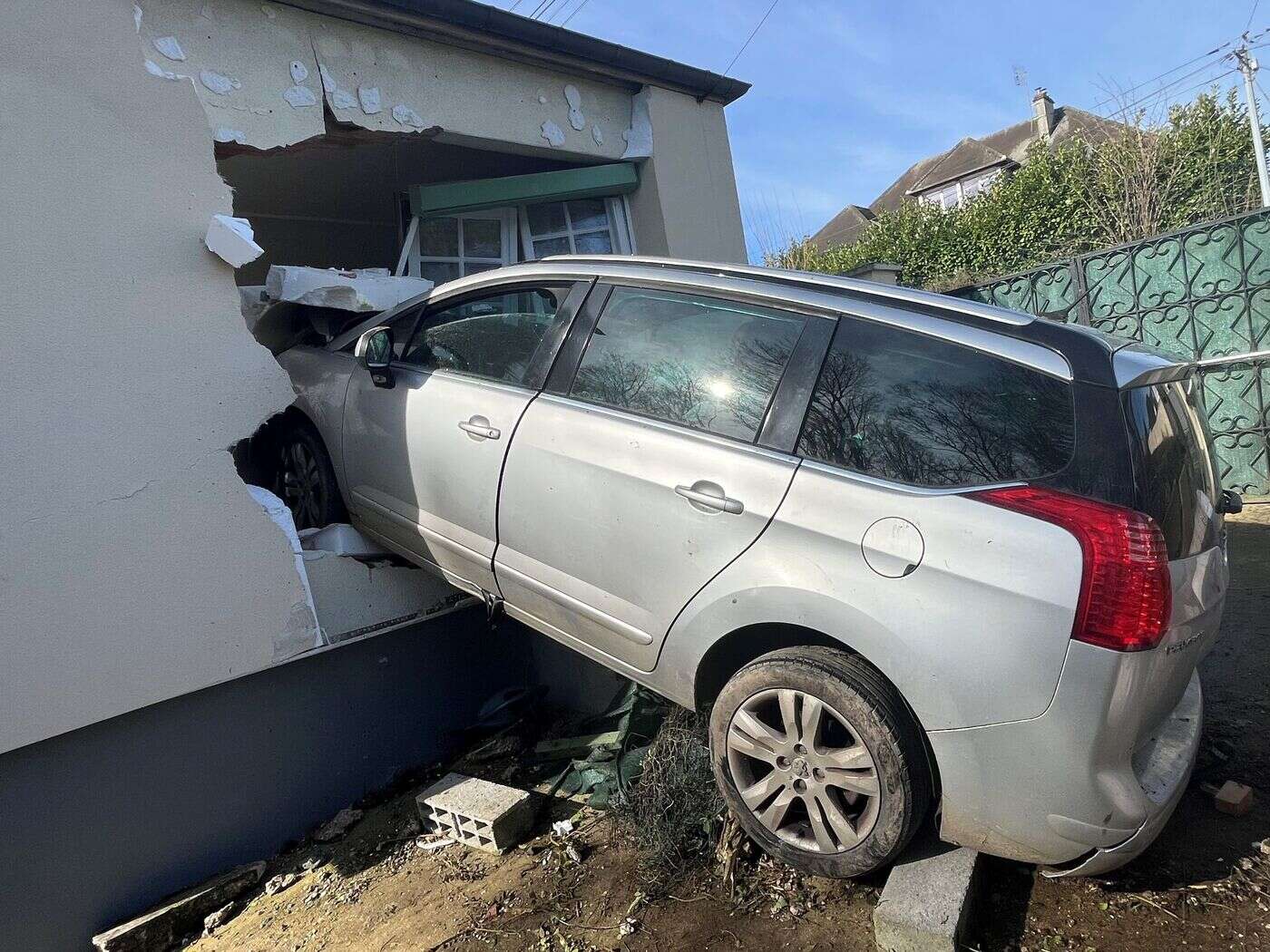 « On a entendu comme une énorme explosion » : à Saint-Just-en-Chaussée, la voiture finit dans la maison de son voisin