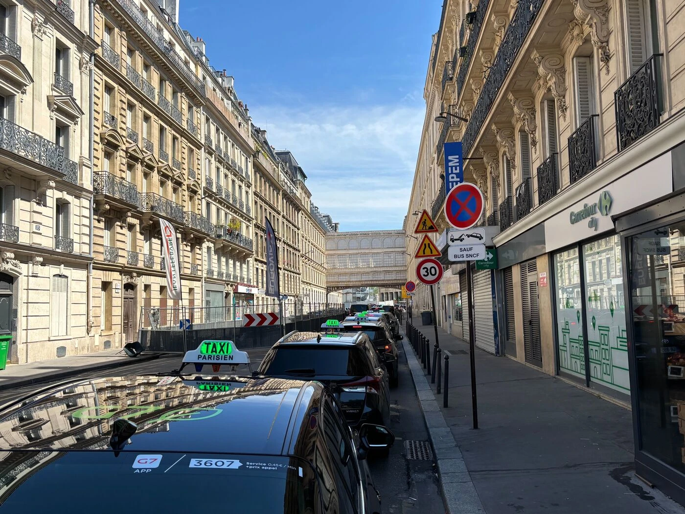 Guerre au Moyen-Orient : les chauffeurs de taxi bénéficieront dès octobre « d’une aide à l’achat » pour les voitures électriques